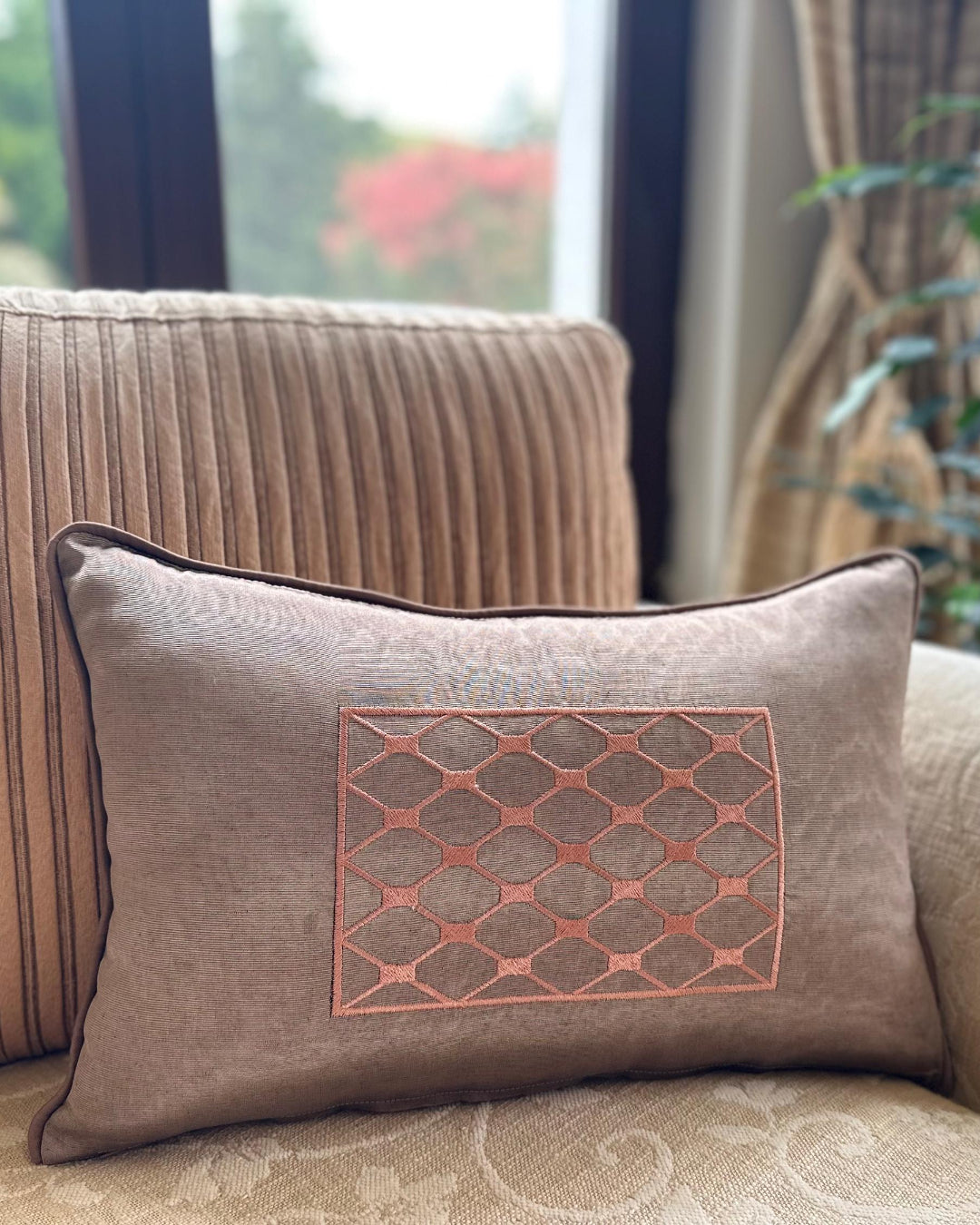 İPEK KUTNU EL DOKUMASI BİYELİ ÇERÇEVE NAKIŞLI DEKORATİF YASTIK - Vizon (30X50 cm)