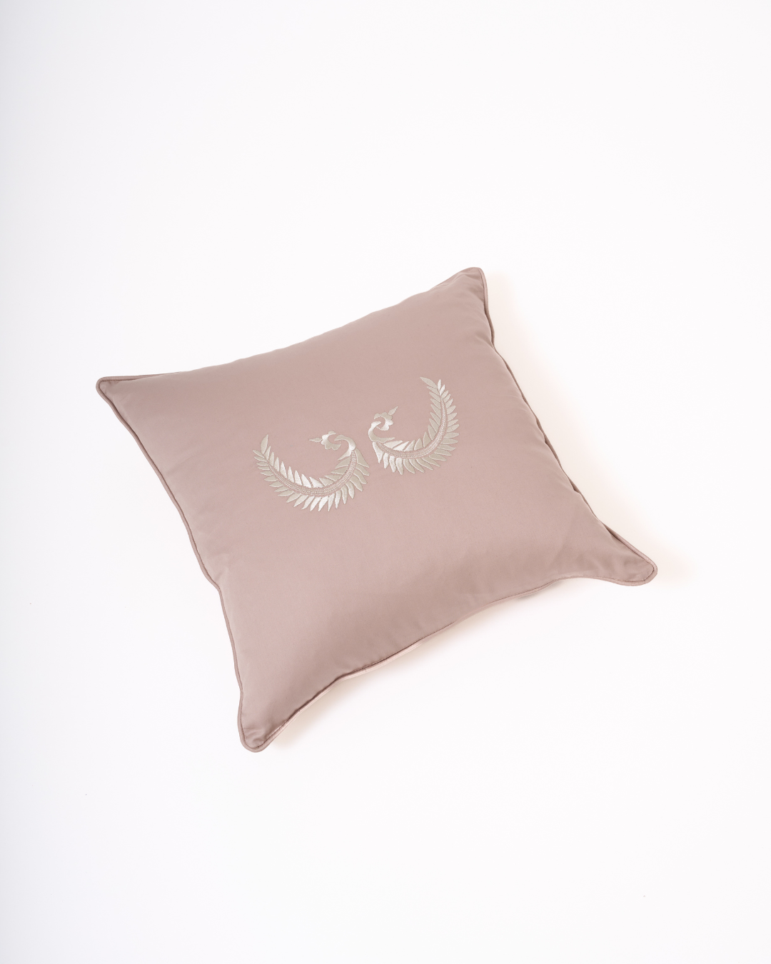 Pamuk Saten Nakışlı Dekoratif Yastık – Vizon (45x45 cm)