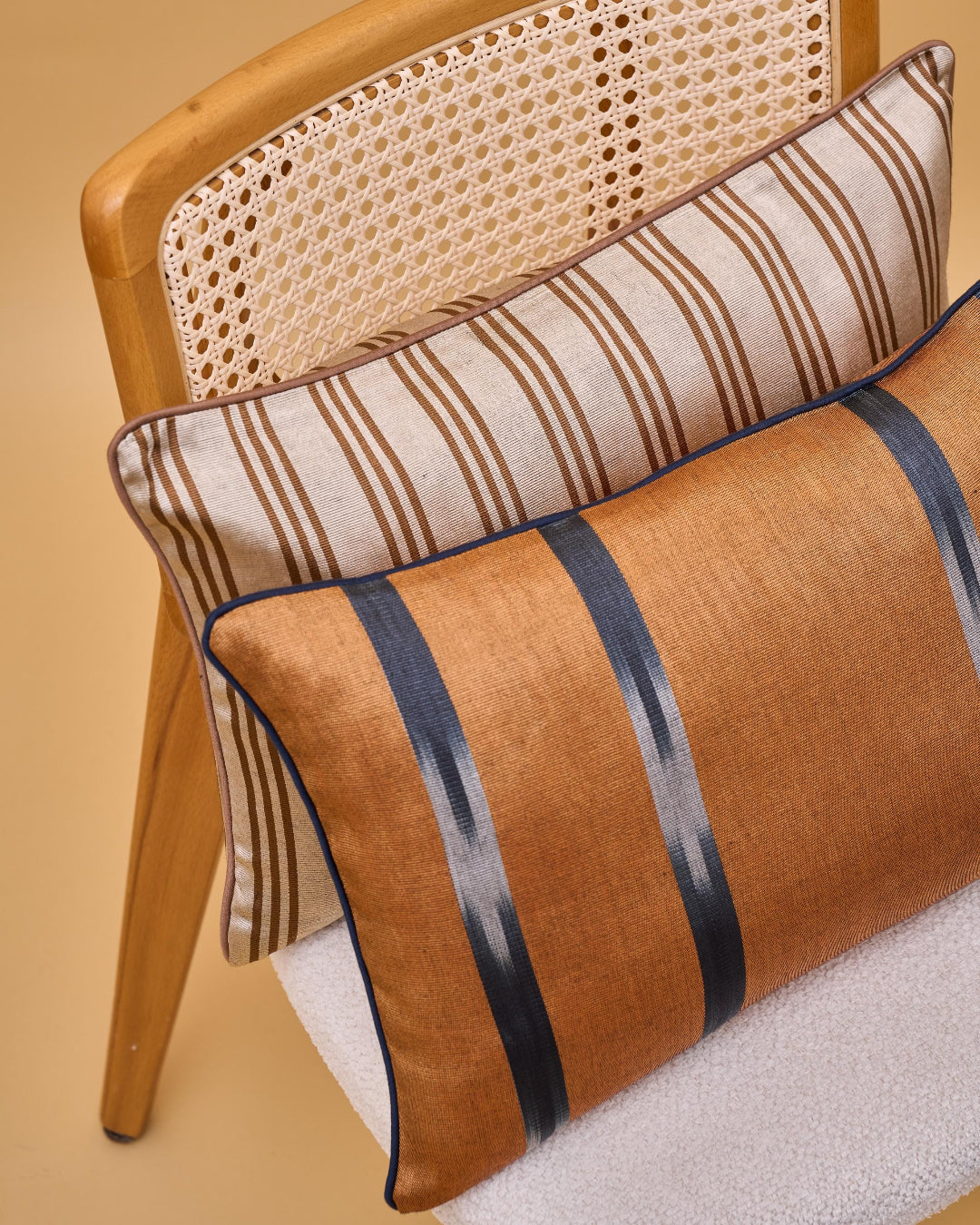 İPEK KUTNU EL DOKUMASI BİYELİ DEKORATİF YASTIK – Turuncu/Gri Ceren (30X50 cm)