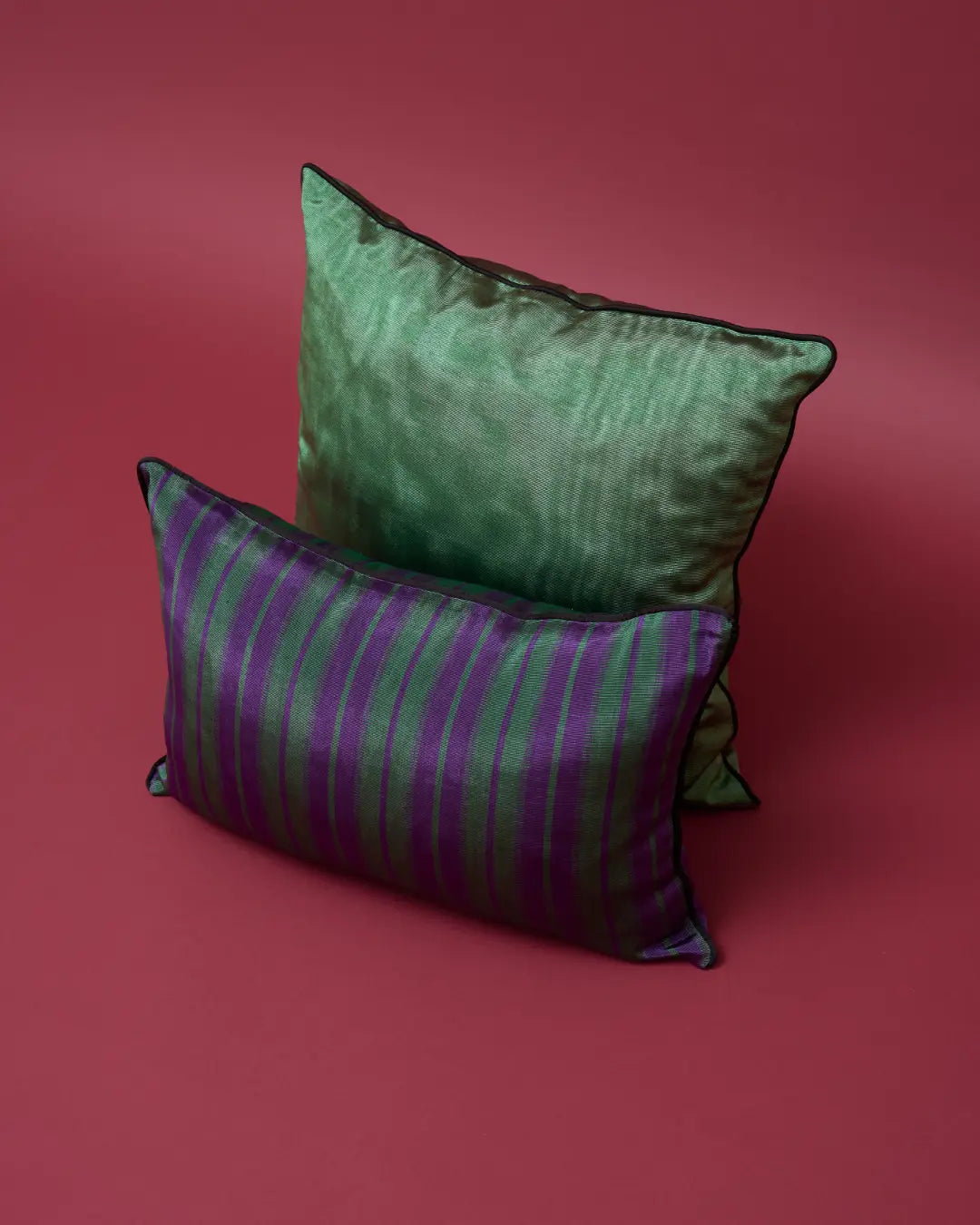 İPEK KUTNU EL DOKUMASI BİYELİ DEKORATİF YASTIK – Düz Yeşil (45×45 cm)