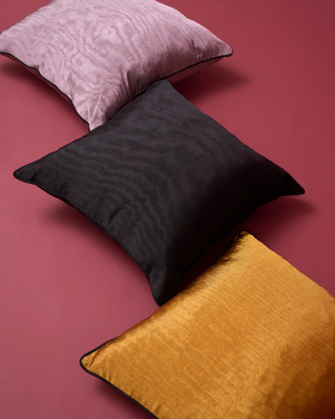 İPEK KUTNU EL DOKUMASI BİYELİ DEKORATİF YASTIK – Düz Siyah (45×45 cm)