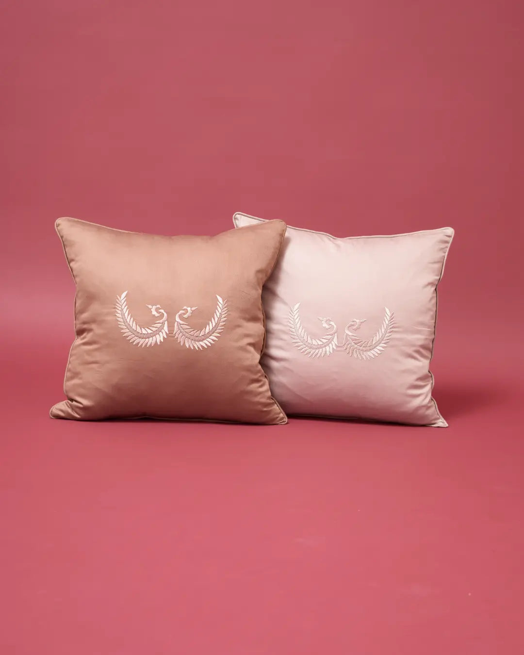 Pamuk Saten Nakışlı Dekoratif Yastık – Kahve (45x45 cm)