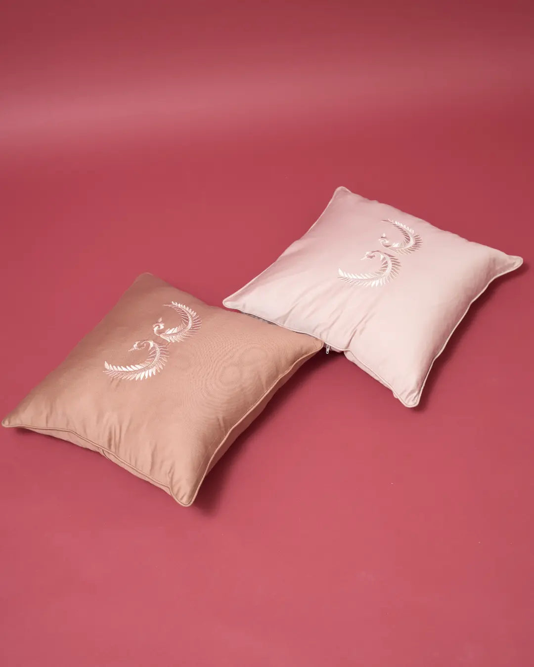 PAMUK SATEN BİYELİ KANAT NAKIŞLI DEKORATİF YASTIK – Kahve (45x45 cm)