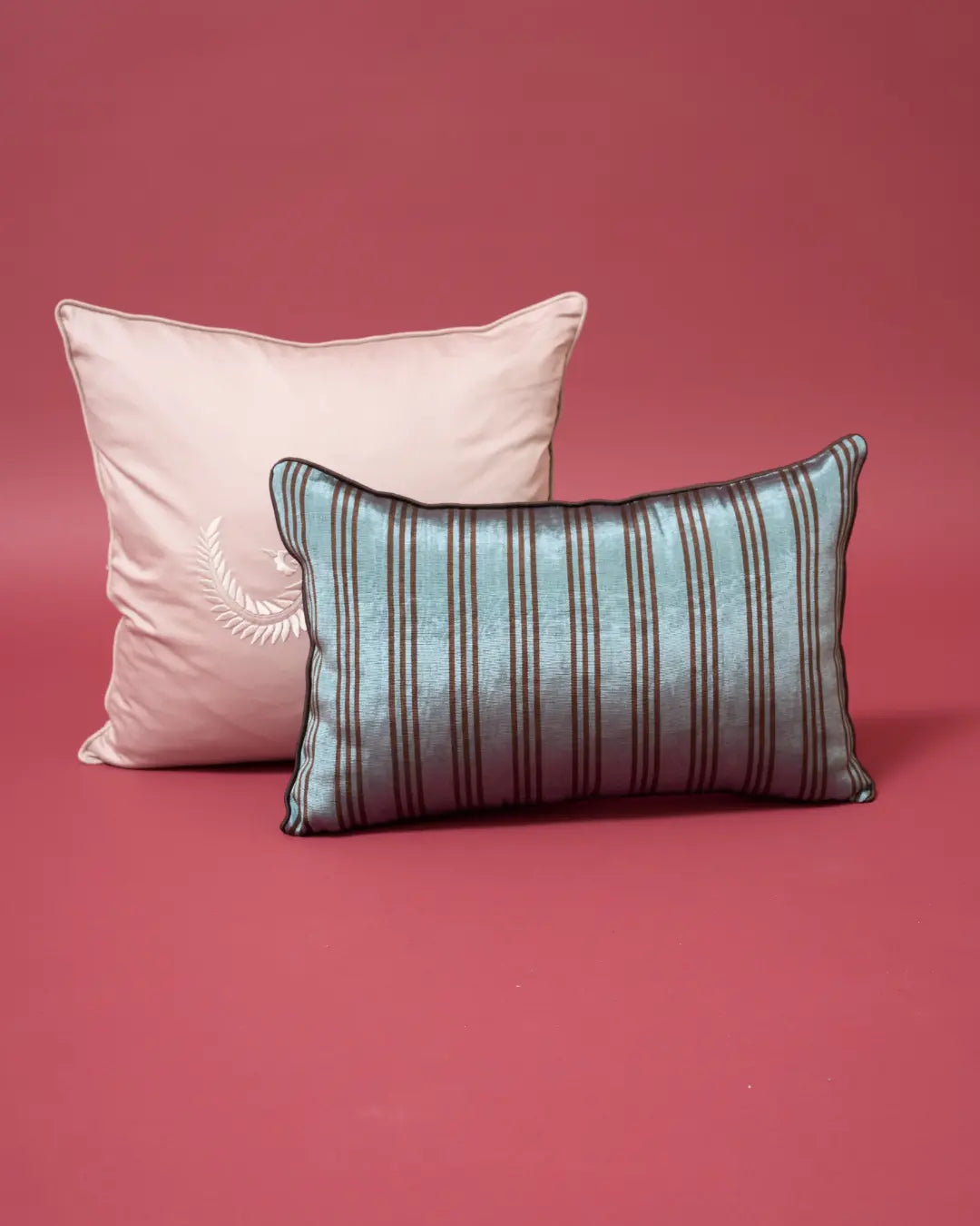 Pamuk Saten Nakışlı Dekoratif Yastık – Vizon (45x45 cm)