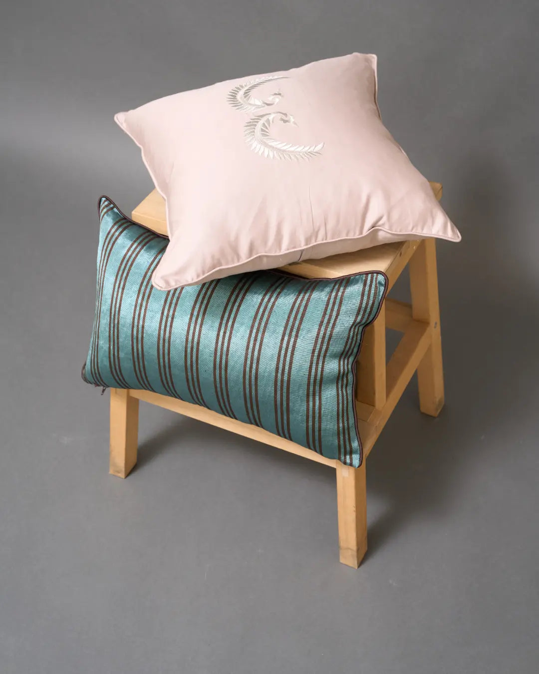 PAMUK SATEN BİYELİ KANAT NAKIŞLI DEKORATİF YASTIK – Vizon (45x45 cm)