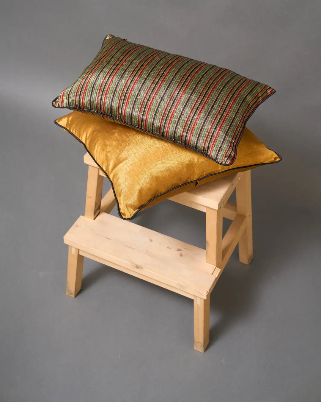 İPEK KUTNU EL DOKUMASI BİYELİ DEKORATİF YASTIK – Düz Hardal (45×45 cm)