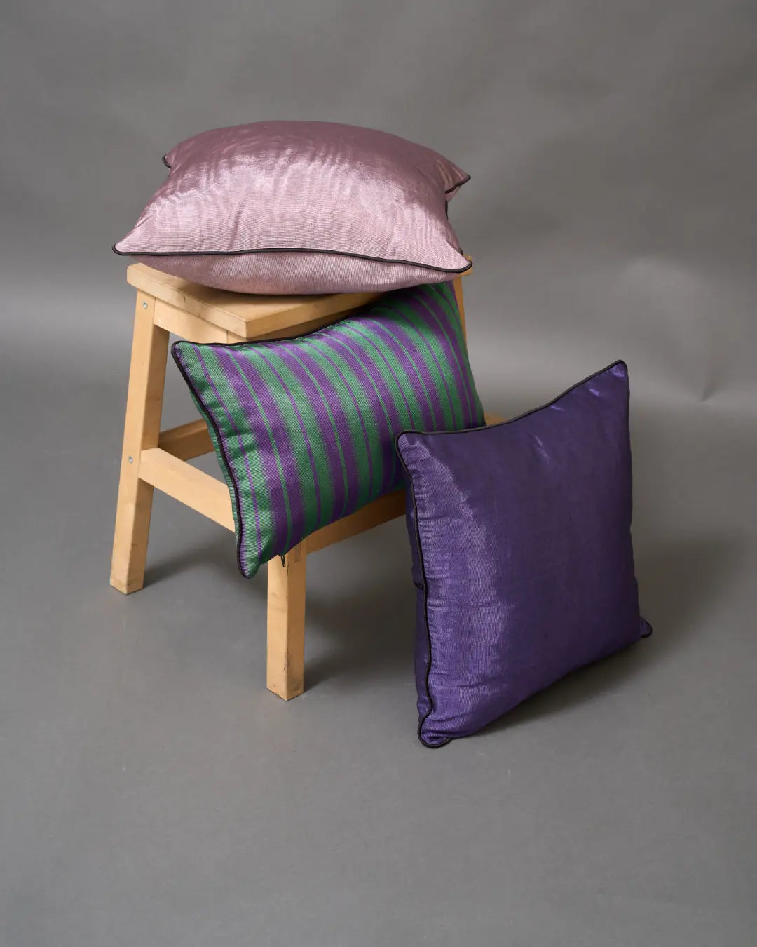 İPEK KUTNU EL DOKUMASI BİYELİ DEKORATİF YASTIK – Düz Mor (45×45 cm)