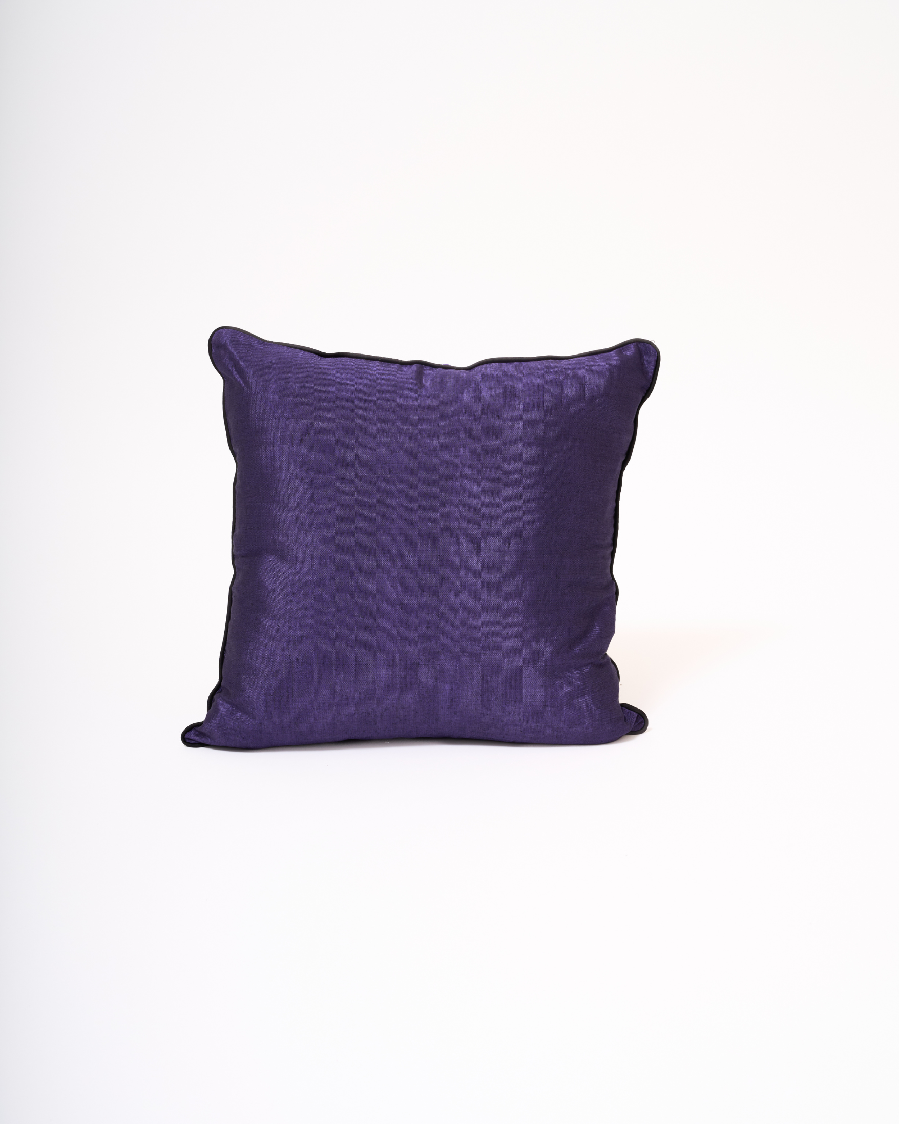 İPEK KUTNU EL DOKUMASI BİYELİ DEKORATİF YASTIK – Düz Mor (45×45 cm)