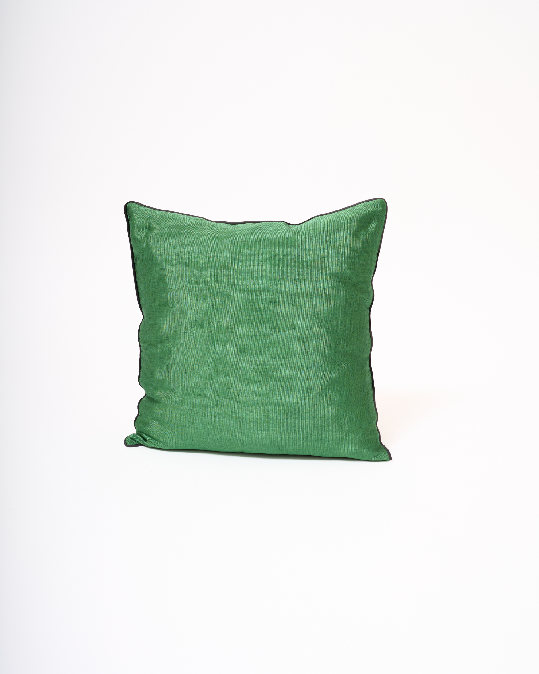 İPEK KUTNU EL DOKUMASI BİYELİ DEKORATİF YASTIK – Düz Yeşil (45×45 cm)