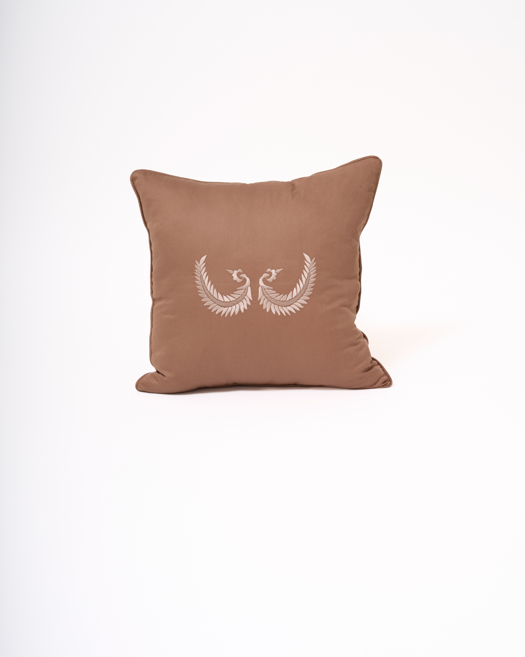 PAMUK SATEN BİYELİ KANAT NAKIŞLI DEKORATİF YASTIK – Kahve (45x45 cm)