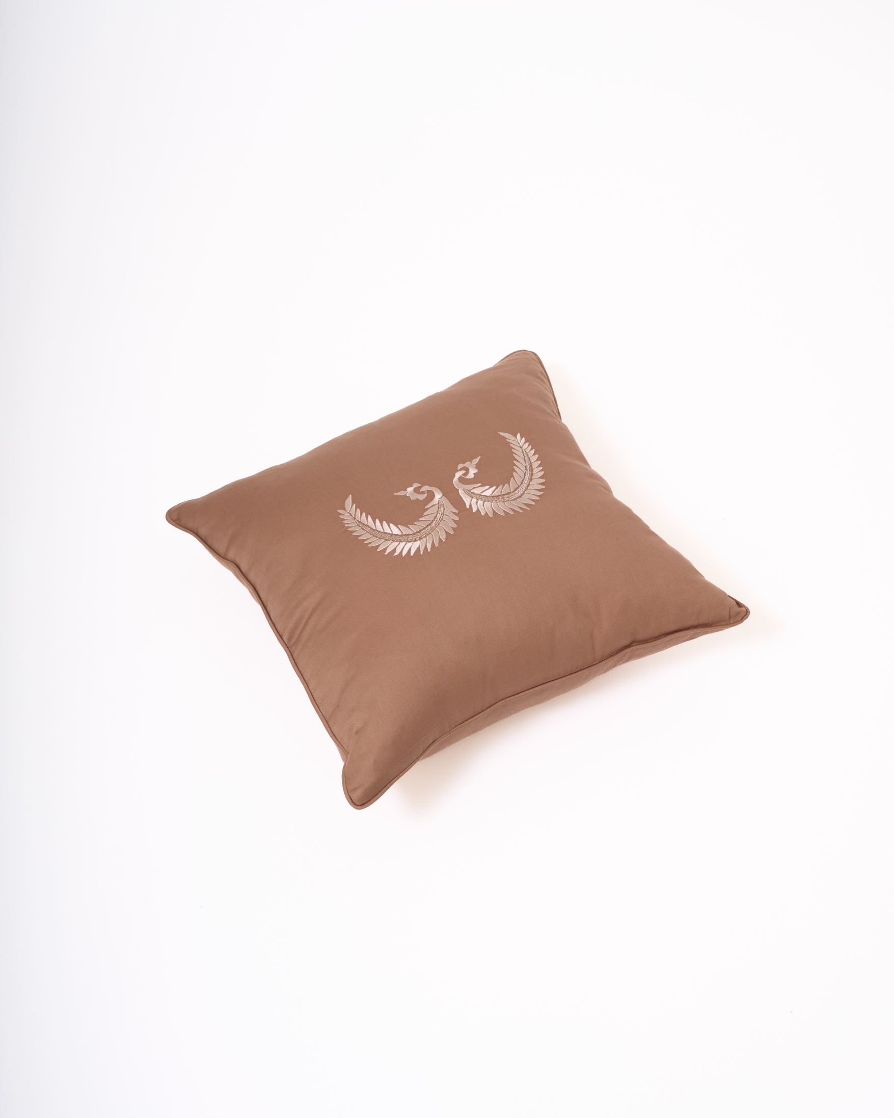 Pamuk Saten Nakışlı Dekoratif Yastık – Kahve (45x45 cm)