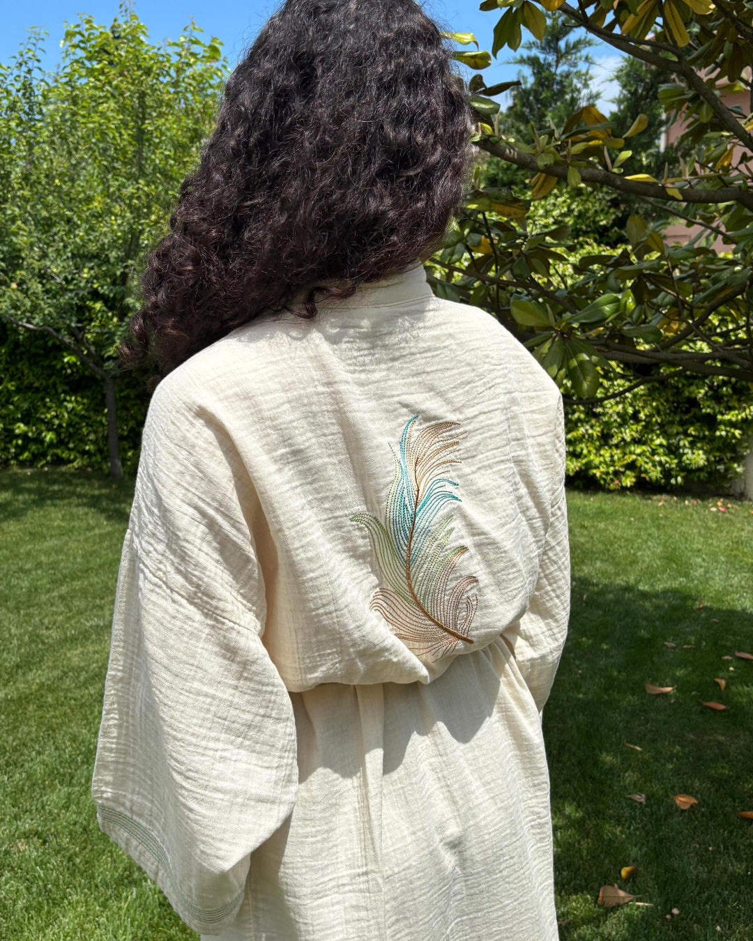 %100 PAMUK NAKIŞLI YIRTMAÇLI KİMONO BORNOZ – Çift Kat Müslin – Bej