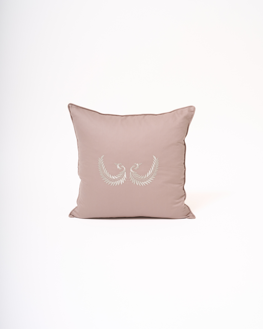 PAMUK SATEN BİYELİ KANAT NAKIŞLI DEKORATİF YASTIK – Vizon (45x45 cm)