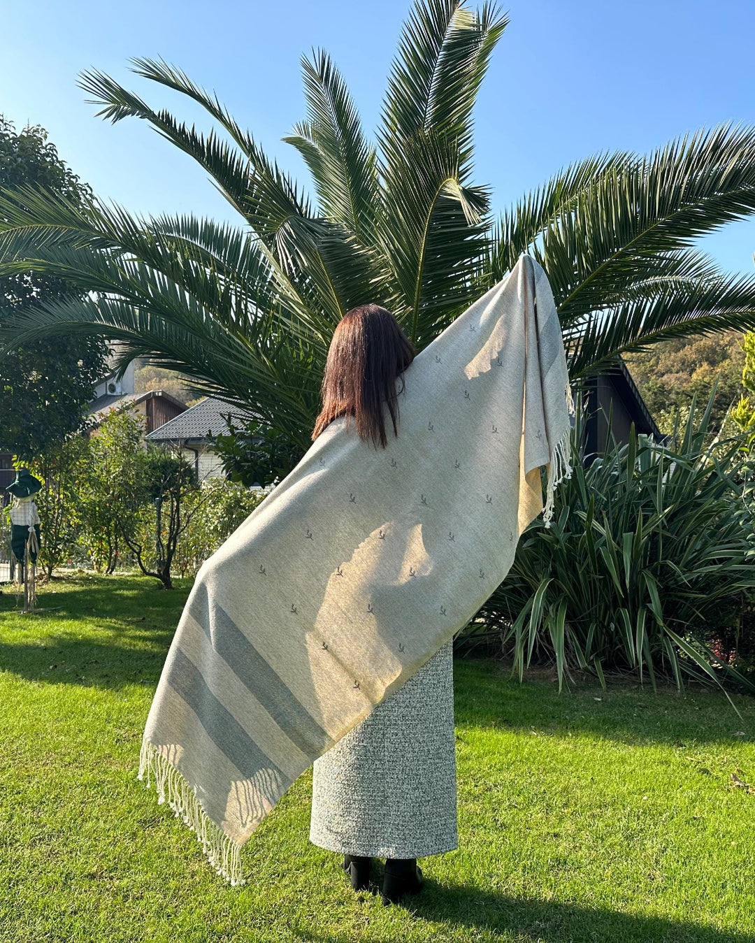 Yün Ehram El Dokuması Paşmina Şal – Hanımeli Motifli Gri/Bej (70X210 cm)