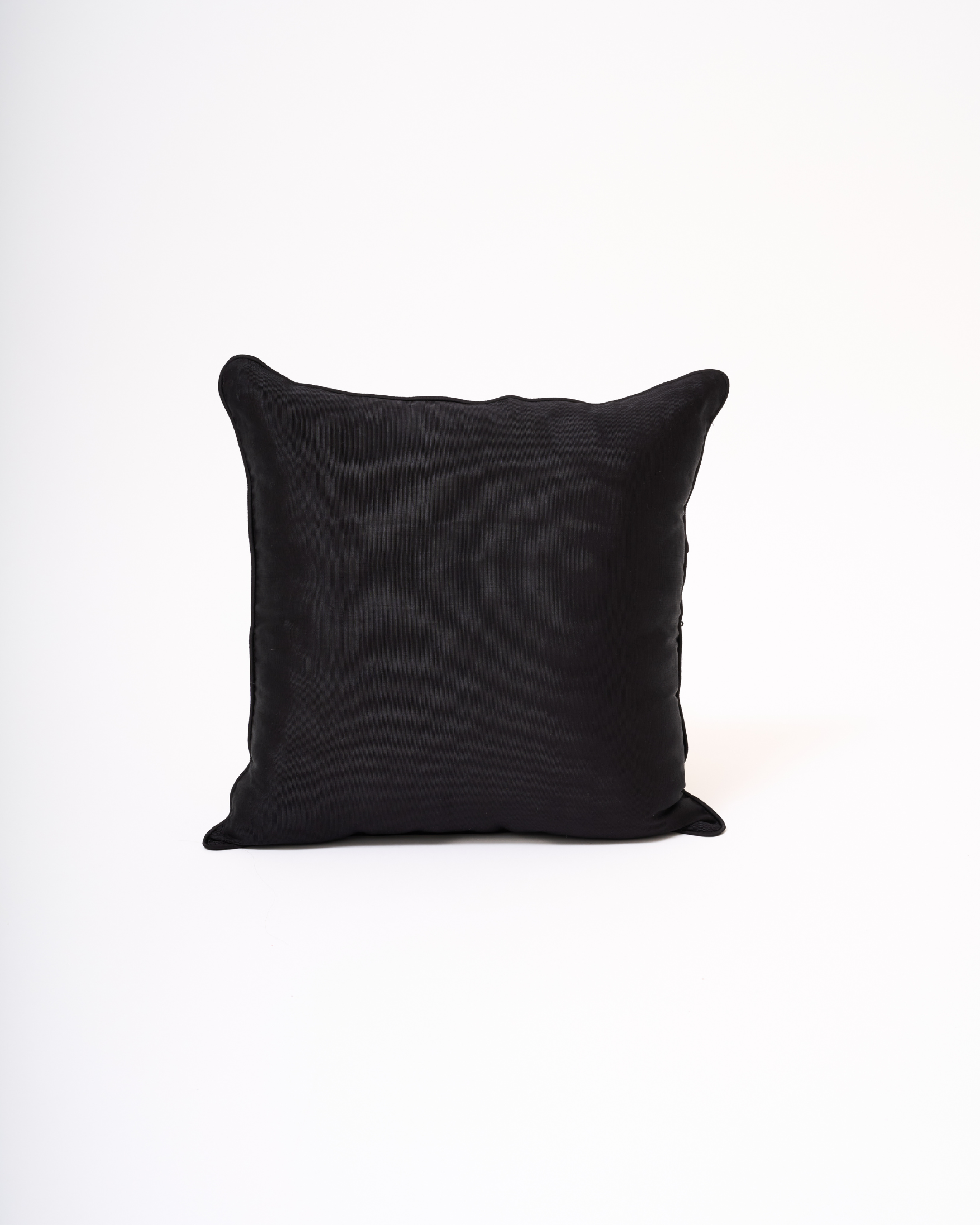 İPEK KUTNU EL DOKUMASI BİYELİ DEKORATİF YASTIK – Düz Siyah (45×45 cm)