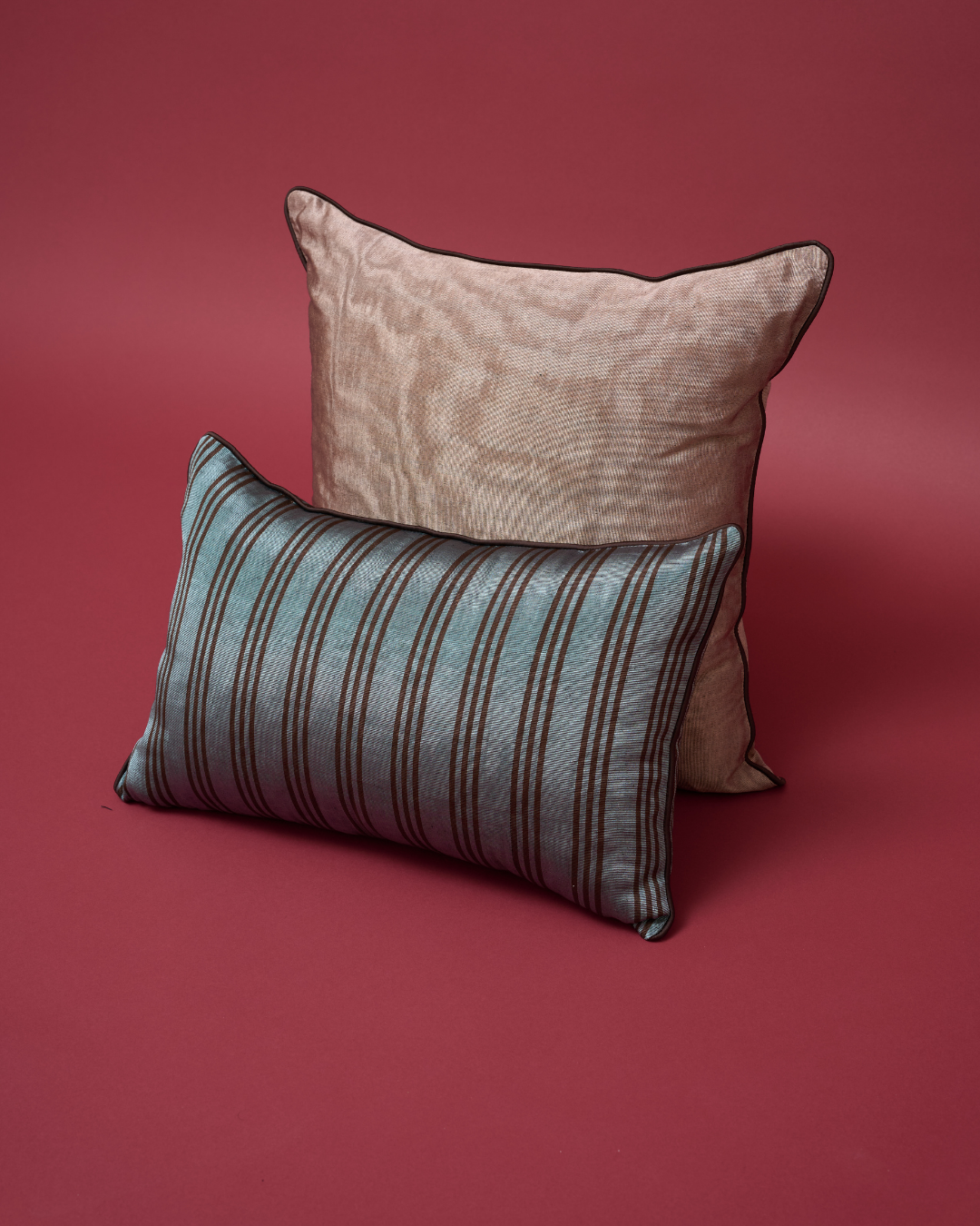 İPEK KUTNU EL DOKUMASI BİYELİ DEKORATİF YASTIK – Düz Vizon (45×45 cm)