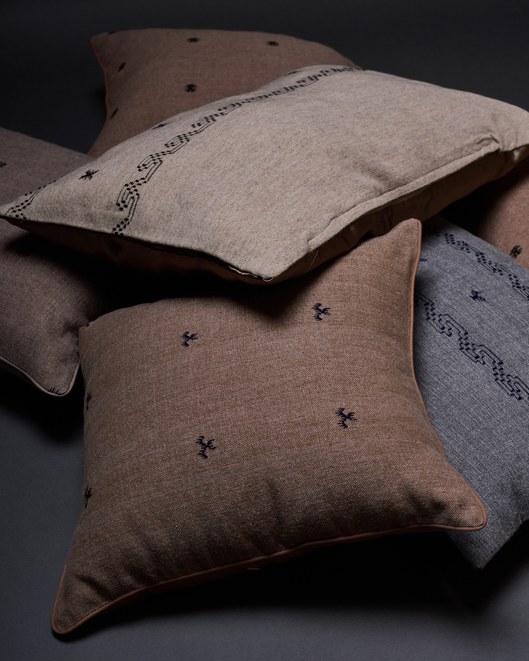 YÜN EHRAM EL DOKUMASI BİYESİZ DEKORATİF YASTIK – Uçan Kuş Zincir Motifli Bej/Vizon (40X60 cm)