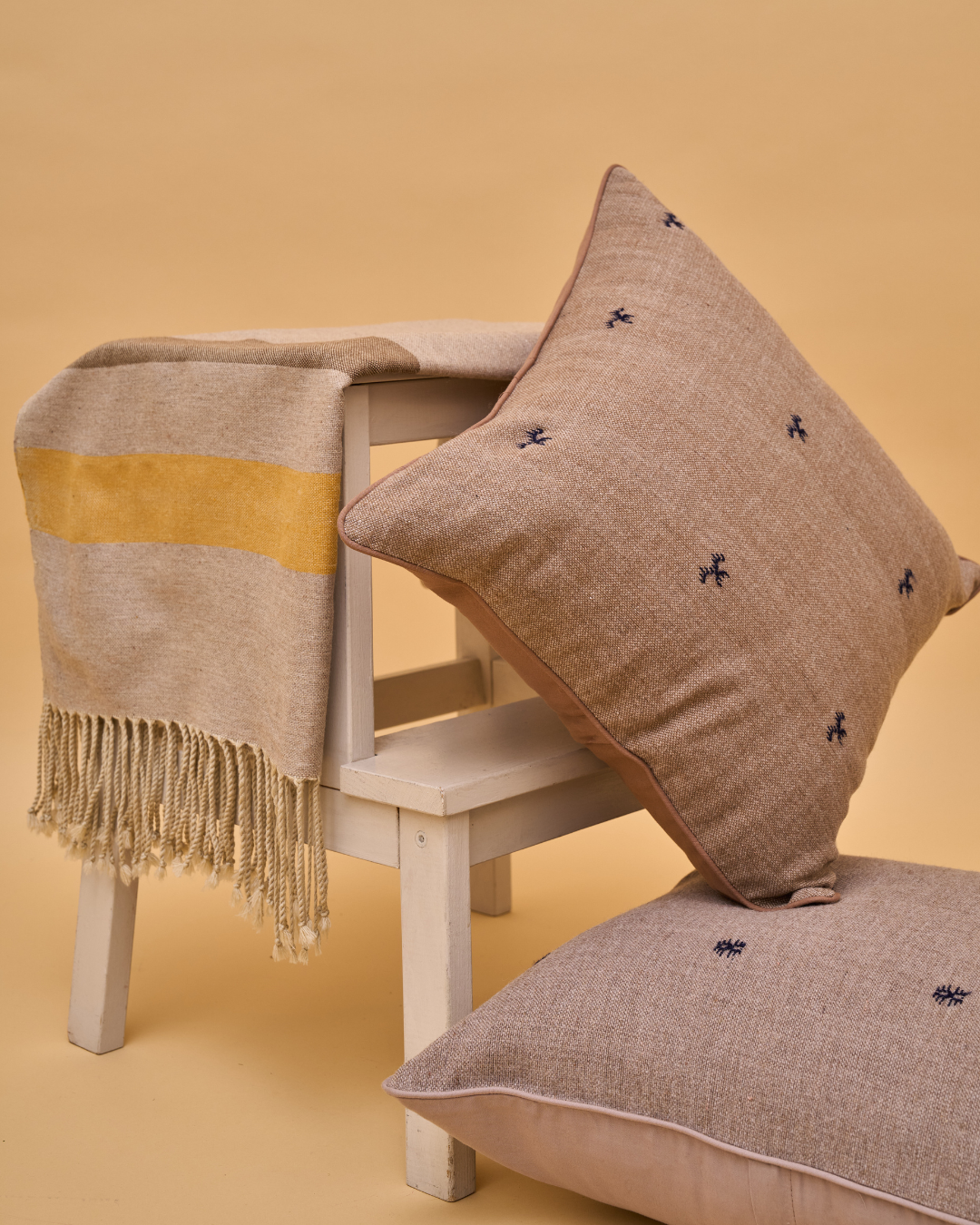 YÜN EHRAM EL DOKUMASI BİYELİ DEKORATIF YASTIK – Uçan Kuş Motifli Kahve (43X43 cm)