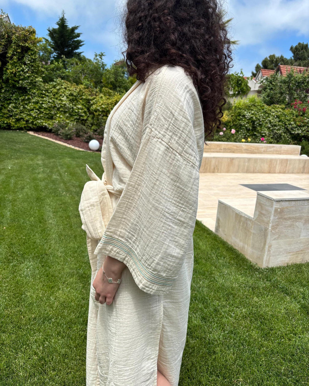 %100 PAMUK NAKIŞLI YIRTMAÇLI KİMONO BORNOZ – Çift Kat Müslin – Bej