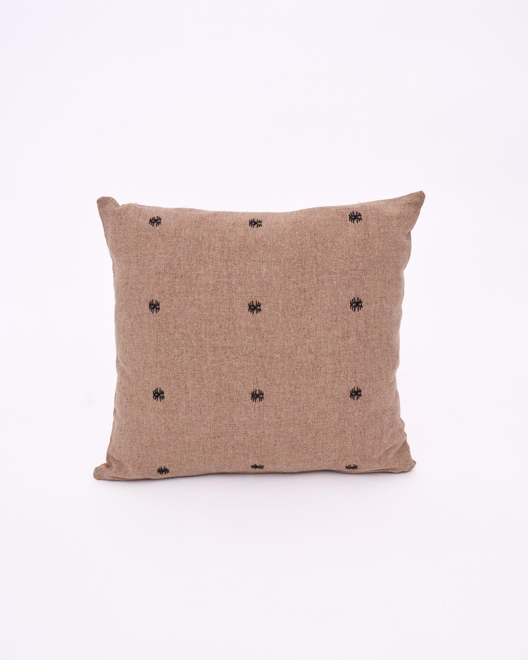 YÜN EHRAM EL DOKUMASI BİYESİZ DEKORATIF YASTIK – Elma Şeleği Motifli Kahve/Turuncu (43X43 cm)